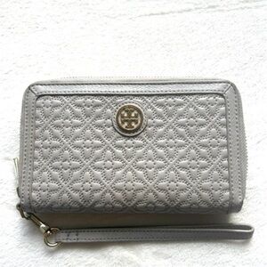 TORY BURCH Bryant Quilted Wristlet Wallet, Mercury (Gray)